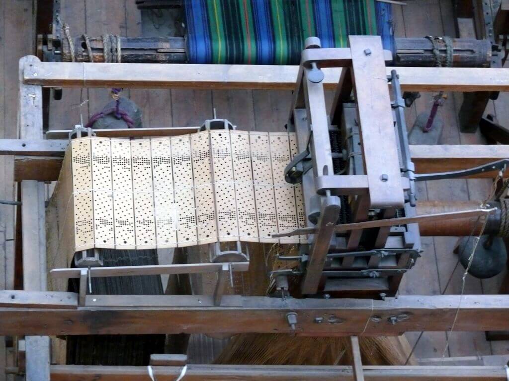 Produkcja tkaniny żakardowej z pomocą kart perforowanych